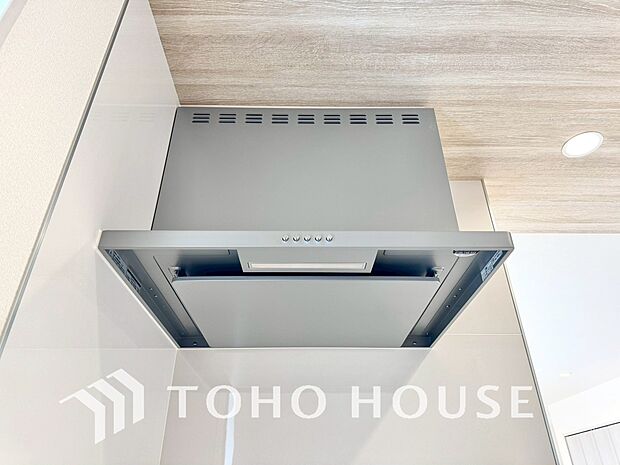 「レンジフード」見た目すっきりのスリムタイプのレンジフードが最近の流行りです。そのスタイリッシュな見た目からインテリアの一部としてもデザイン性が重視されています。掃除のし易さも◎。