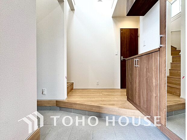 毎日みんなを見送り、そして迎え入れる場所だから。帰りたくなる家をテーマに設計した、自慢の玄関です。