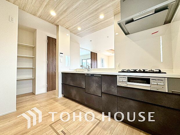 大型の冷蔵庫やレンジボードもしっかり置ける広々としたキッチンスペース。