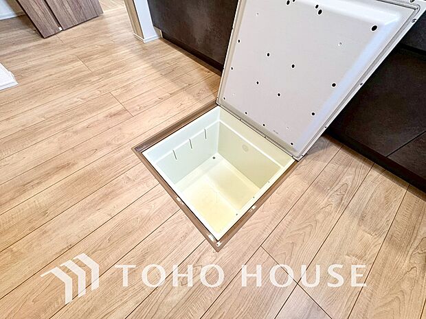 スペースを上手く活用した床下収納はあると何かと便利。食料のストック品はもちろん、掃除用具など。