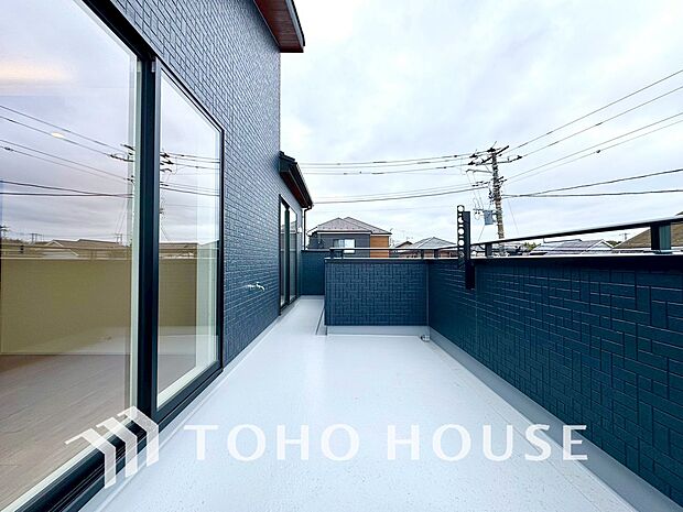 頬をなでる優しい風を感じることが出来るバルコニー。つい深呼吸をしたくなる気持ちの良い眺望です。