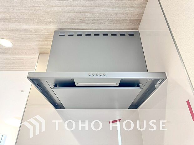 「レンジフード」見た目すっきりのスリムタイプのレンジフードが最近の流行りです。そのスタイリッシュな見た目からインテリアの一部としてもデザイン性が重視されています。掃除のし易さも◎。