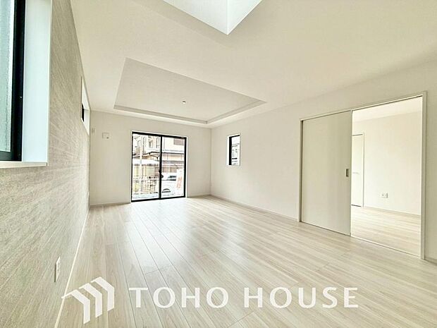 光と風があふれる開放的なリビングダイニングには自然と家族みんなが集まってきます。