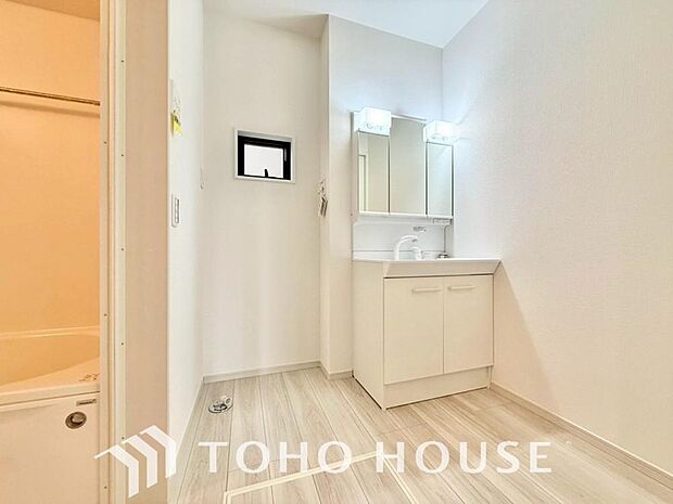 お家の中でも特にプライベートスペースとなる洗面所は、洗濯場所と浴室を同じ空間でまとめております。