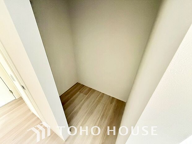 季節物の衣類もスッキリ収納できるウォークインクロゼットのある住まいで収納上手な生活を。