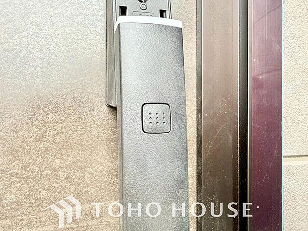 ICチップを用いたカードやボタンなどで玄関扉の鍵の施錠・解錠が出来る設備。