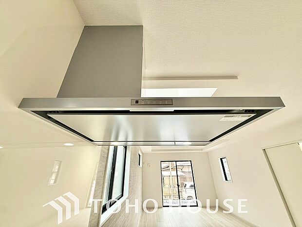 昨今主流のスリムタイプのレンジフード。スタイリッシュな見た目からインテリアとしても人気がある型です。