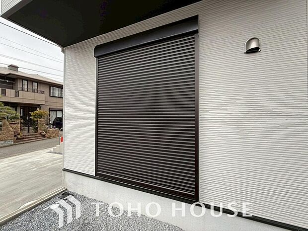 戸建にも防犯機能のシャッターを完備しております。寒い冬でも中から開閉が可能ですのでラクラクな所も便利です。
