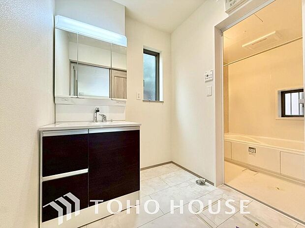 手で洗いたい大切な服など、広く使えると助かる洗面台は汚れの付きにくい形状と素材で造られております。