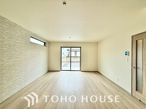 光が注がれる青い空から鮮やかに赤色にゆっくりと染まる。そんな優しい時間がここでは流れてゆく。