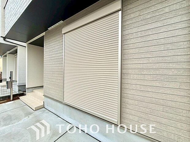 戸建にも防犯機能のシャッターを完備しております。寒い冬でも中からの開閉が可能です。