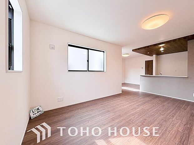 リビングも広く設け、訪れる人々を暖かく迎えてくれます。