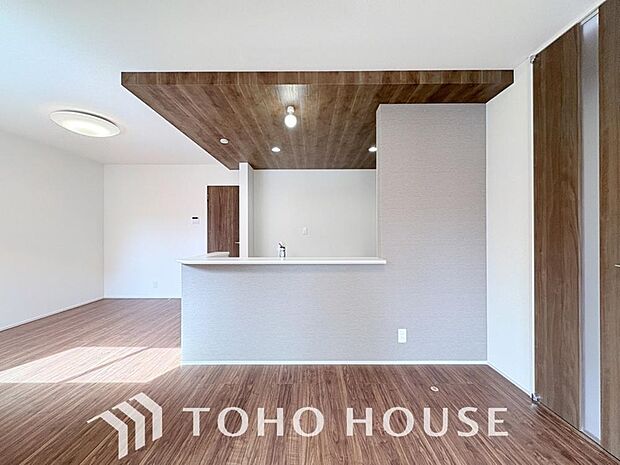 光と風があふれる開放的なリビングダイニングには自然と家族みんなが集まってきます。