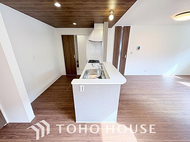 夫婦そろってキッチンに立っても調理がしやすく余裕の広さ。家事をしながら会話も弾みます。