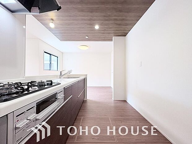 ご家族みんなで調理ができる位のスペースを実現したキッチン空間となっております。