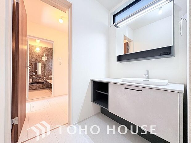 手で洗いたい大切な服など、広く使えると助かる洗面台は汚れの付きにくい形状と素材で造られております。