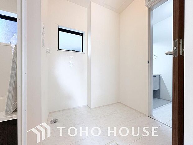 洗濯機を配置しても十分なスペースを確保しております。