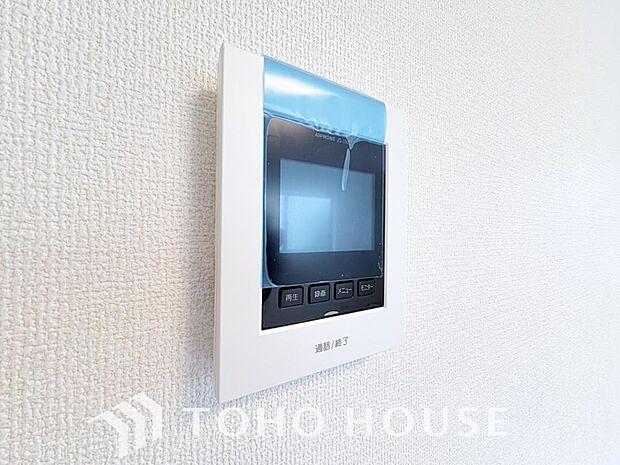 誰が来てもわかる様にモニター付きインターホンを設置。家事導線を考慮した個所に設置し、防犯性と利便性に優れ快適と安らぎを合わせた優しい設計。