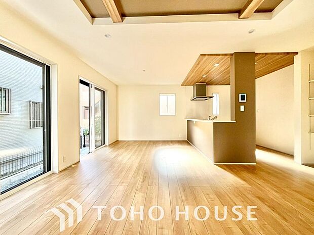 リビングも広く設け、訪れる人々を暖かく迎えてくれます。