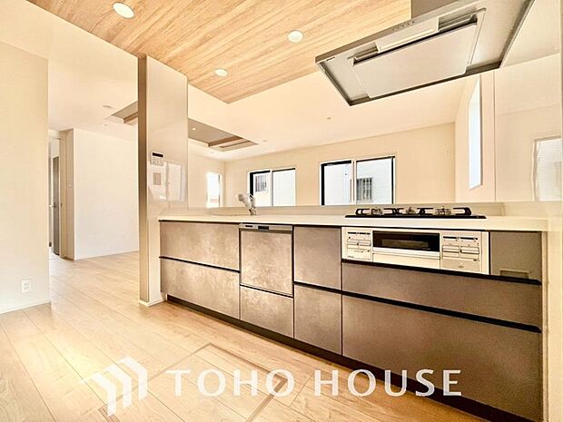 ご家族みんなで調理ができる位のスペースを実現したキッチン空間となっております。