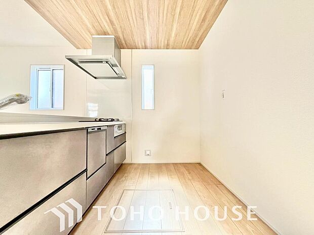 夫婦そろってキッチンに立っても調理がしやすく余裕の広さ。家事をしながら会話も弾みます。