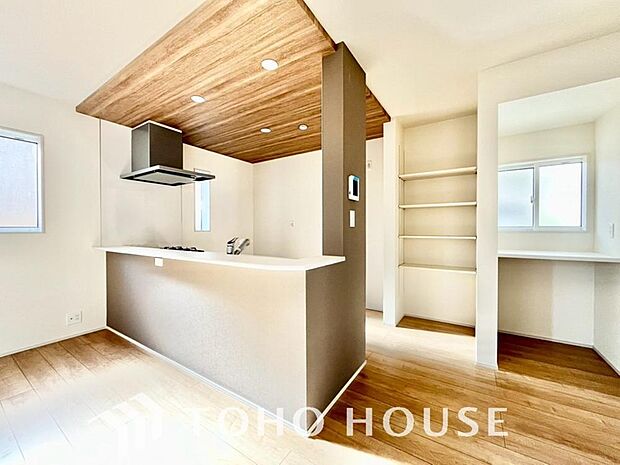 光が注がれる青い空から鮮やかに赤色にゆっくりと染まる。そんな優しい時間がここでは流れてゆく。