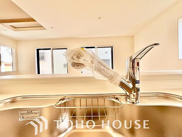 ワンタッチで浄水と原水を切り替えできる浄水器一体型水栓は水道水に含まれる有害物質を除去してくれます。