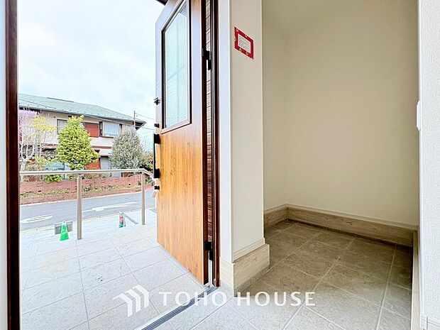 土足のまま入れるの玄関収納。ゴルフバックや部活＆スポーツ用品、日常使いの傘なども収納できて便利です。