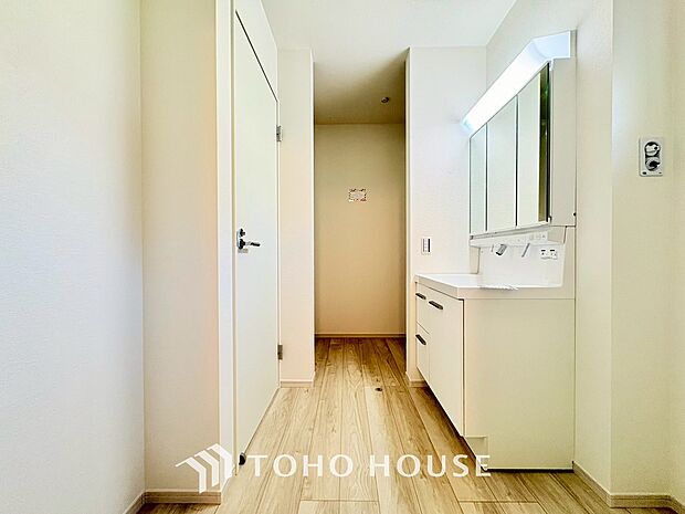 身だしなみのチェックがしやすい大きな鏡、下には収納がたっぷり。スッキリとした空間を演出いたします。