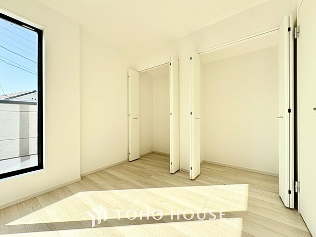 建物内部の収納には拘りました。共有部分に設けた収納。お荷物が多い方にも安心です。