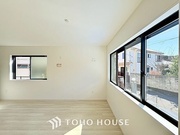 リビングも広く設け、訪れる人々を暖かく迎えてくれます。