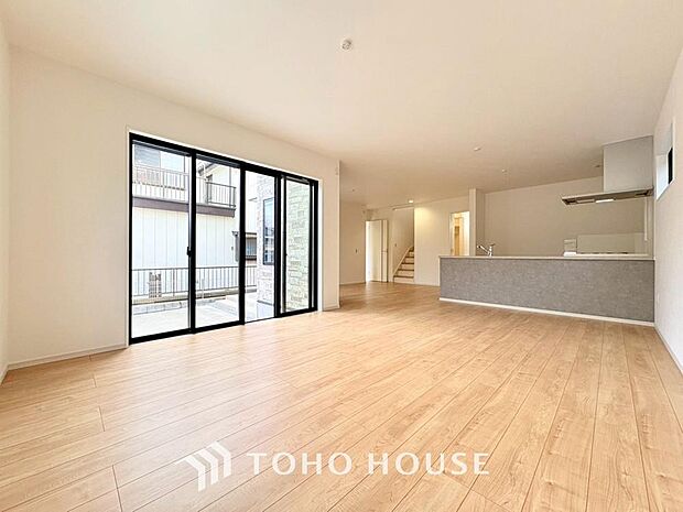 光が注がれる青い空から鮮やかに赤色にゆっくりと染まる。そんな優しい時間がここでは流れてゆく。