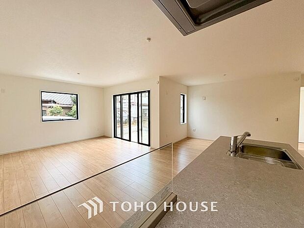 リビングも広く設け、訪れる人々を暖かく迎えてくれます。