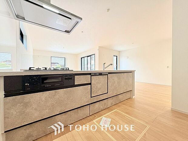 広々キッチンを採用。みんなで作った料理を召し上がりながらの会話は、どのような物になるのでしょうか。