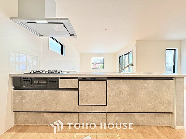 夫婦そろってキッチンに立っても調理がしやすく余裕の広さ。家事をしながら会話も弾みます。