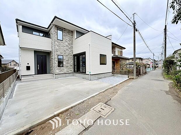 周辺環境とのコラボレーションにより明るく開放的な空間を演出しております。