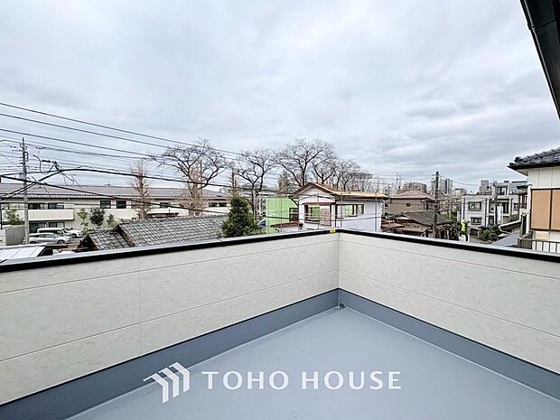 星空が地上に映りこむかのような夜景のきらめきまで、この街ならではの美しい風景の物語が室内に展開。