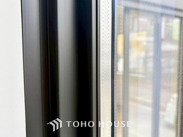 二層のガラスの間に空気層や特殊ガス層を作ることで断熱性能や結露防止効果を高めたサッシを装備してます。