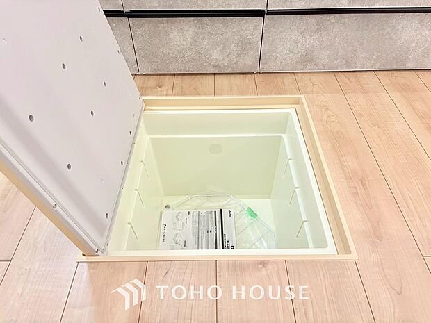 食品ストックや非常食・保存食の保管庫として活用できます。住まいの床下点検口としての役割もあります。