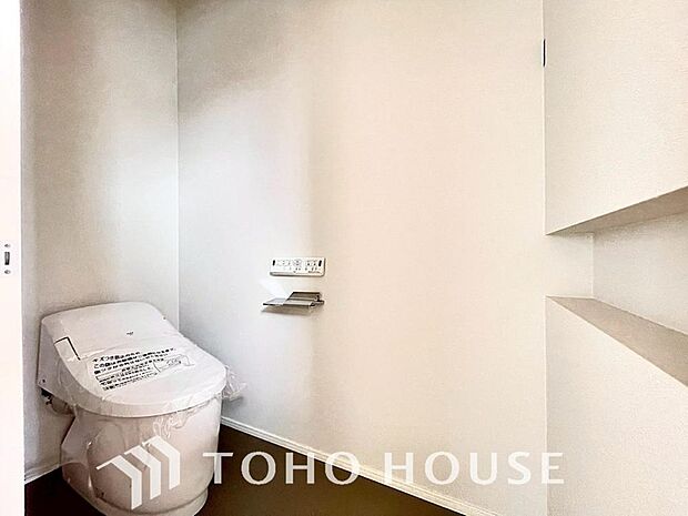 十分な広さと清潔感のあるカラーで纏まったおトイレ。時間に余裕とゆとりを持たせます。