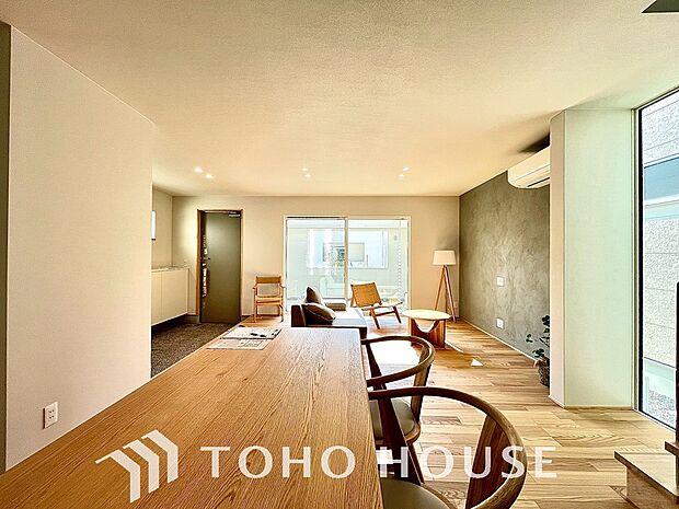 光が注がれる青い空から鮮やかに赤色にゆっくりと染まる。そんな優しい時間がここでは流れてゆく。