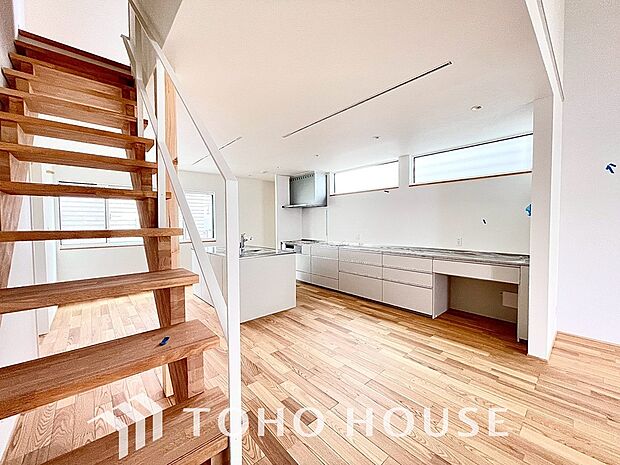 リビングも広く設け、訪れる人々を暖かく迎えてくれます。