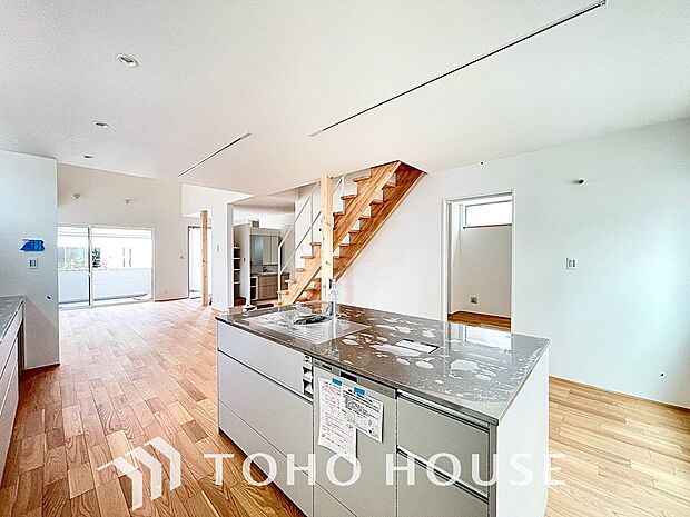 家は、ただ生活する場ではなく、笑顔の毎日、安らぎの日々のために、暮らしを愉しく、快適にする場所。