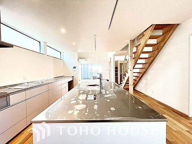 ご家族みんなで調理ができる位のスペースを実現したキッチン空間となっております。