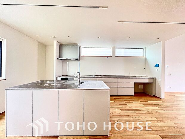 光が注がれる青い空から鮮やかに赤色にゆっくりと染まる。そんな優しい時間がここでは流れてゆく。