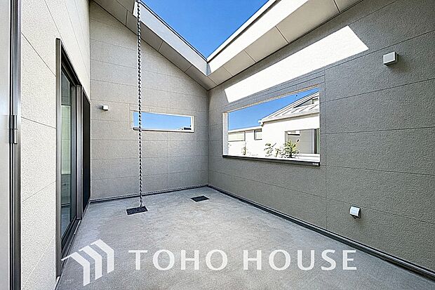 「囲間」という名のプライベートテラス。リビングに続く屋外空間でお子様のプールやティータイムを。