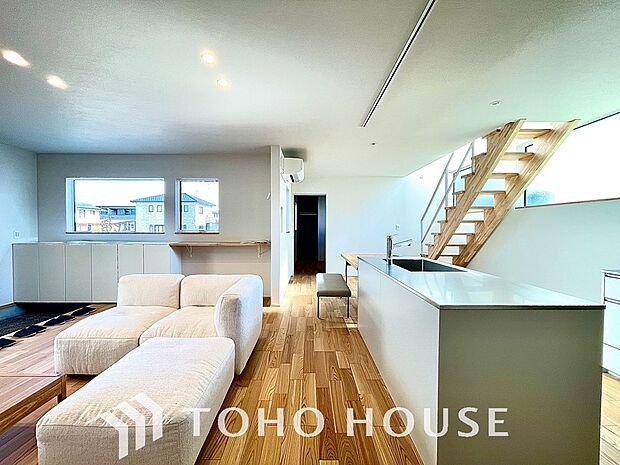 作り手の「気持ちの良いリビングでお過ごししていただきたい」という思いを感じさせます。