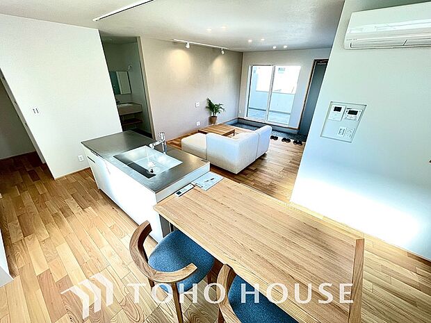 リビングも広く設け、訪れる人々を暖かく迎えてくれます。