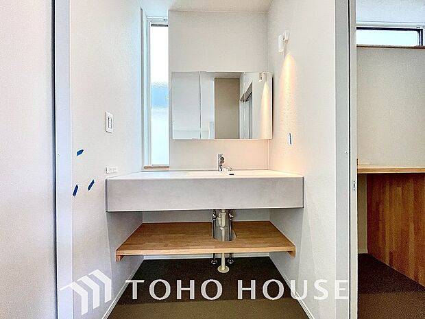 手で洗いたい大切な服など、広く使えると助かる洗面台は汚れの付きにくい形状と素材で造られております。