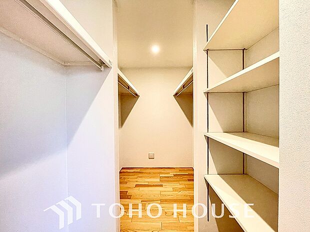 大容量のウォークインクローゼット。大きさ＆広さの感覚が画像では伝わりづらいので是非現地をご覧下さい。